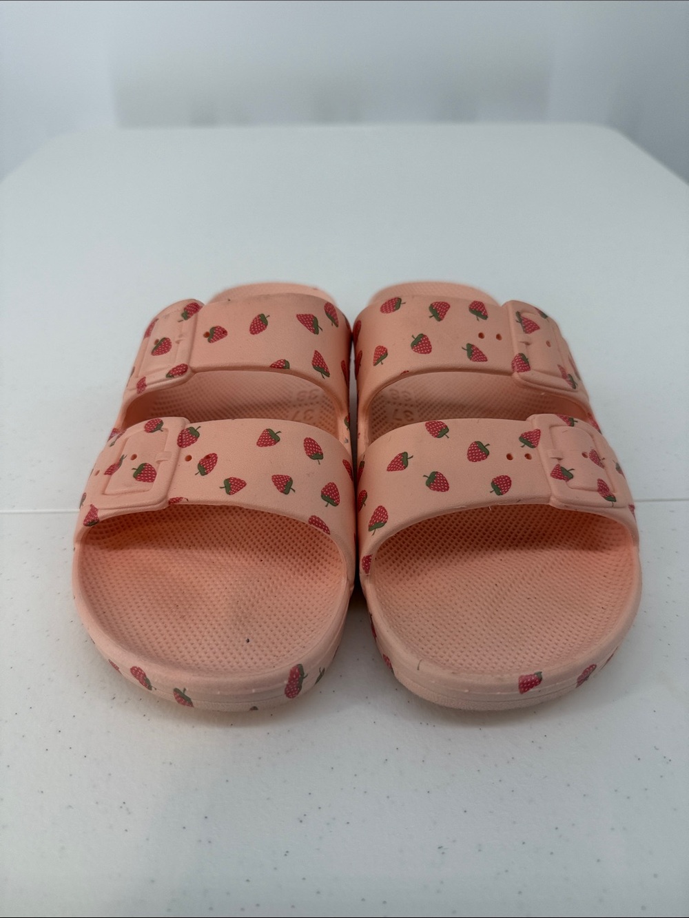 Freedom Moses Strawberry Print Women's Slide Sandals - 37/38